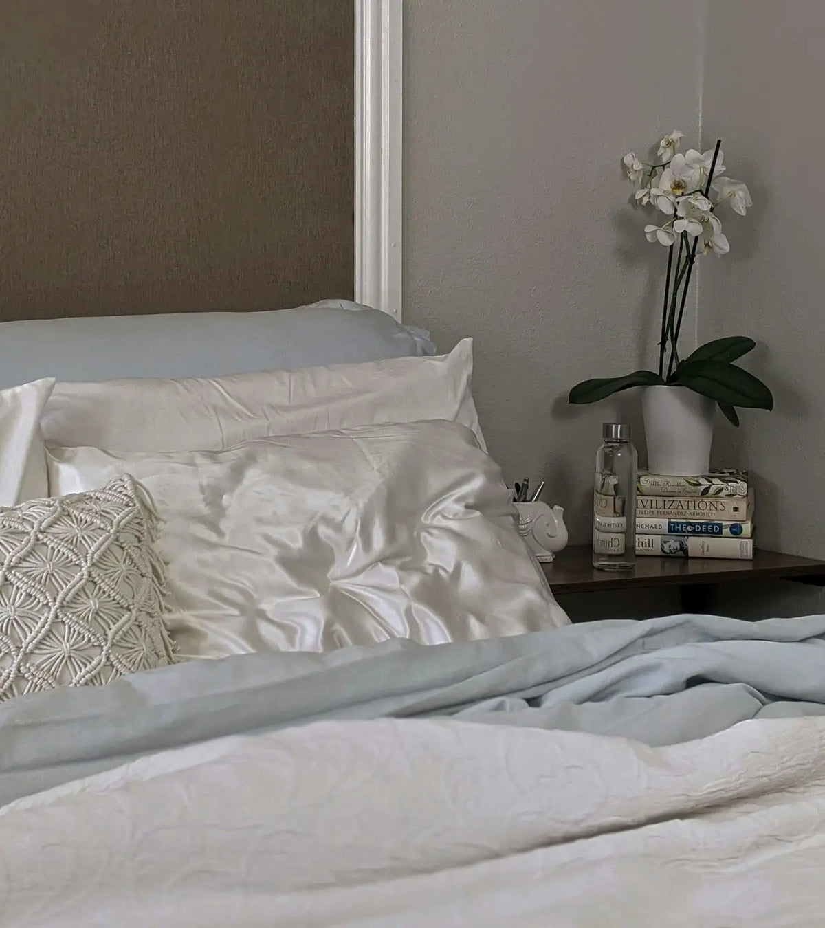 focus sur un lit avec une taie d'oreiller en soie de murier blanc et table de chevet, SOIRENE Image